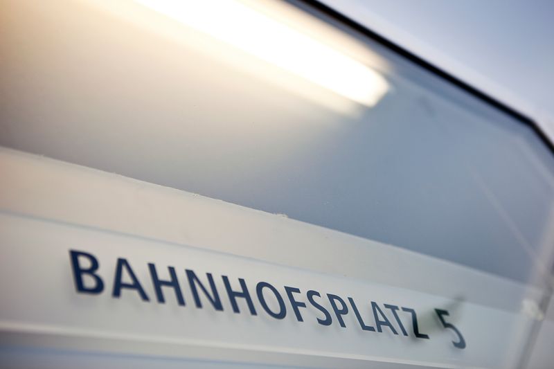 Schild Bahnhofsplatz 5 am Ärztehaus